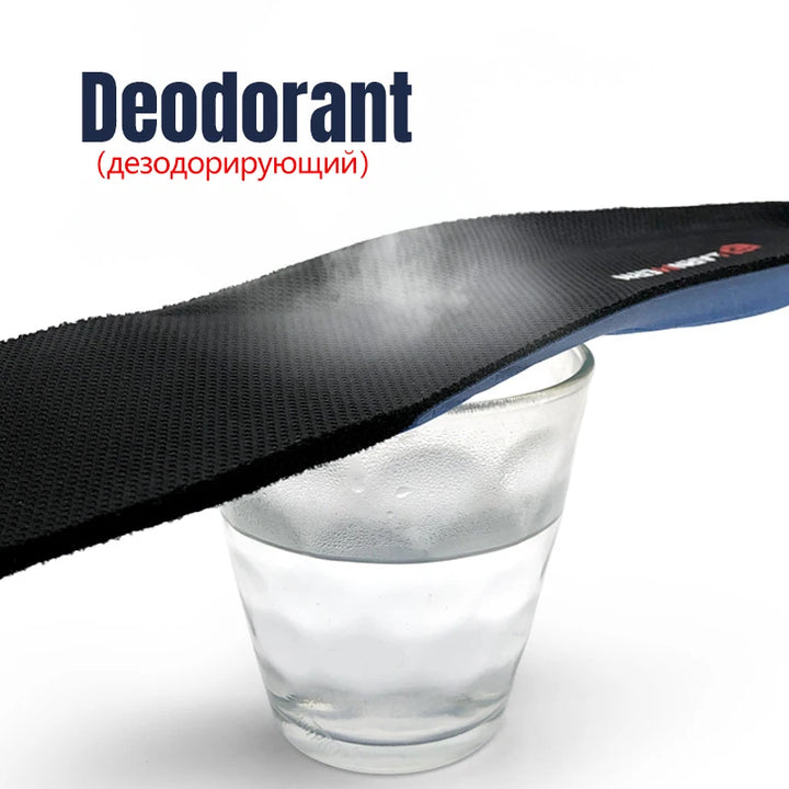  Close-up of the shoe’s breathable insole soaked in water, highlighting sweat absorption.