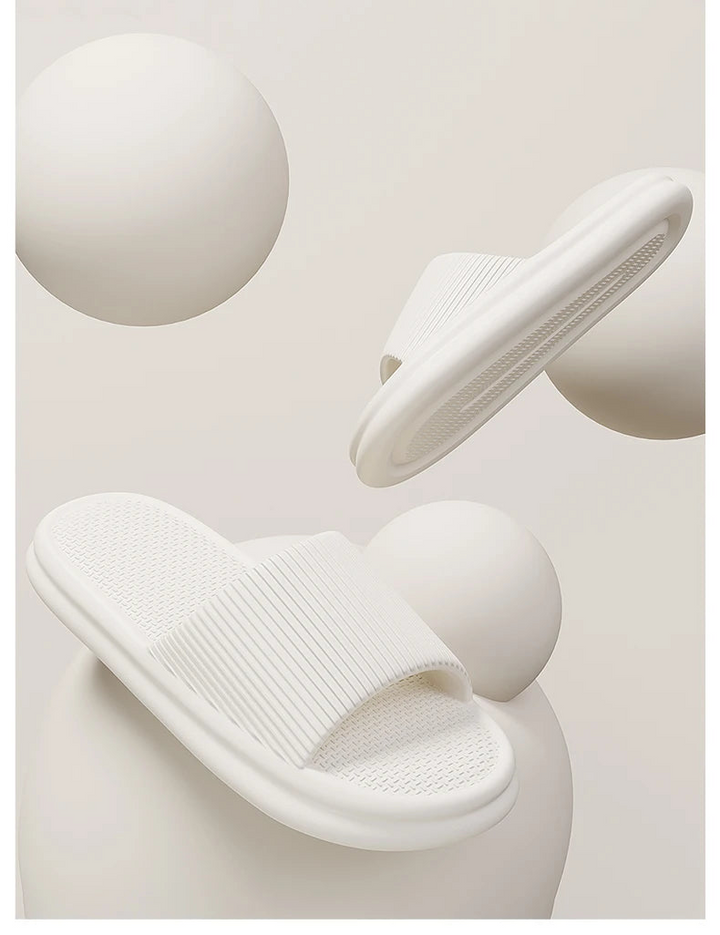 White slippers on a light gray background with text in Chinese