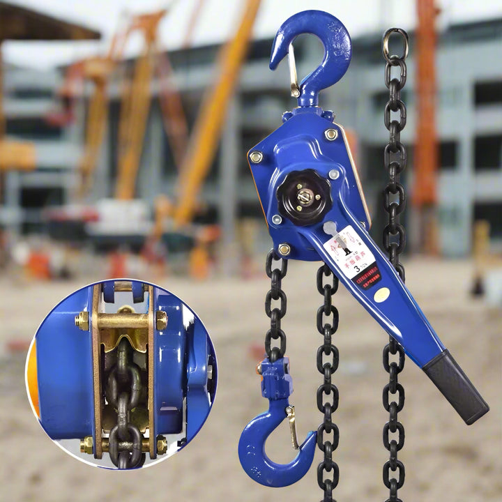 A close-up of a blue manual lever chain hoist suspended on a job site, with scaffolding and steel beams in the blurred background and an inset showing the internal gear mechanism.
